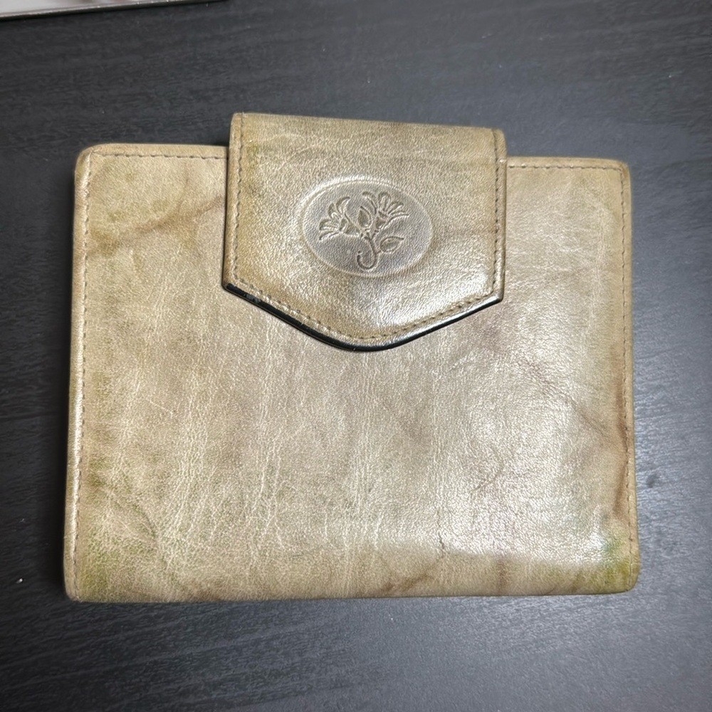 Buxton Vintage Heiress Kisslock Leather Wallet In Gold